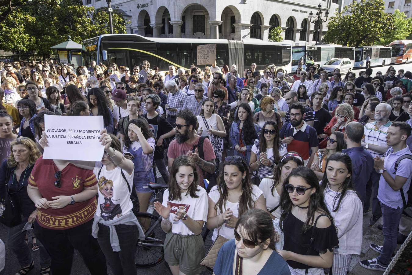 Fotos: Cacerolada en Cantabria contra la libertad de &#039;La Manada&#039;