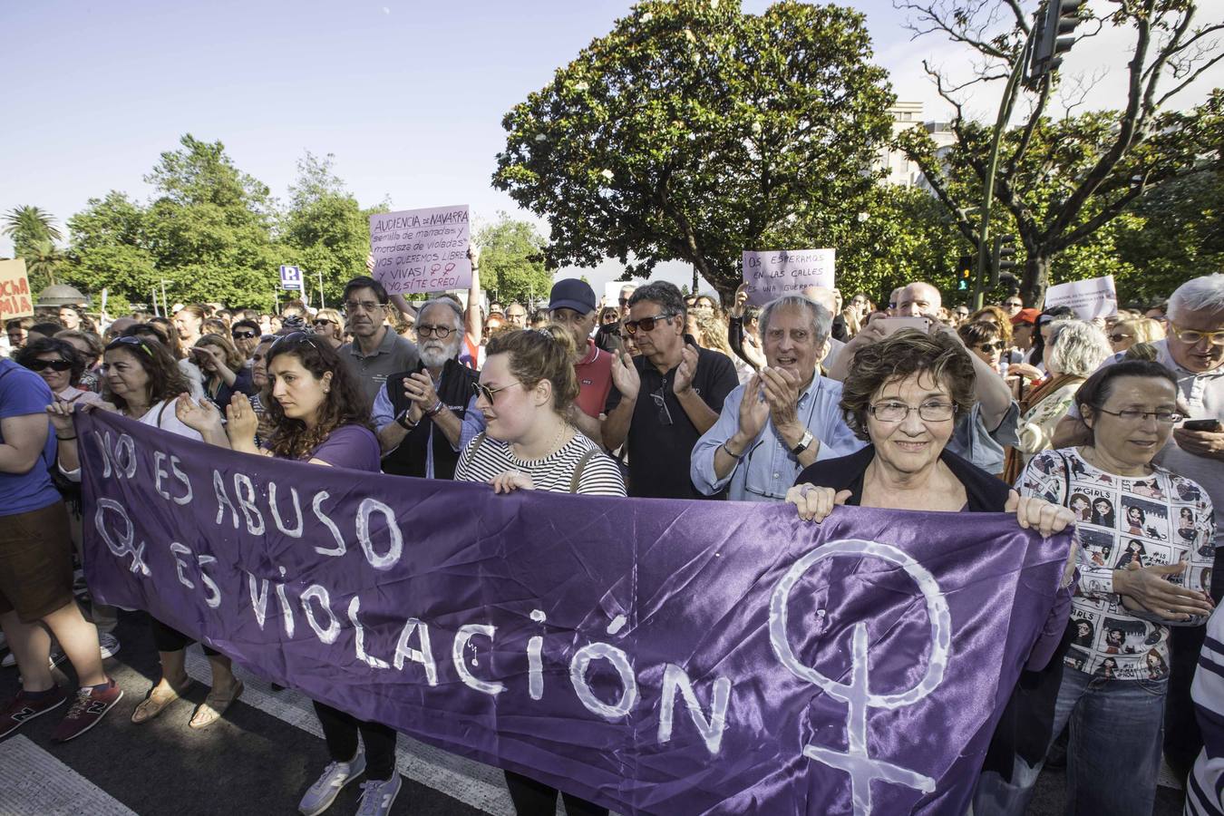 Fotos: Cacerolada en Cantabria contra la libertad de &#039;La Manada&#039;