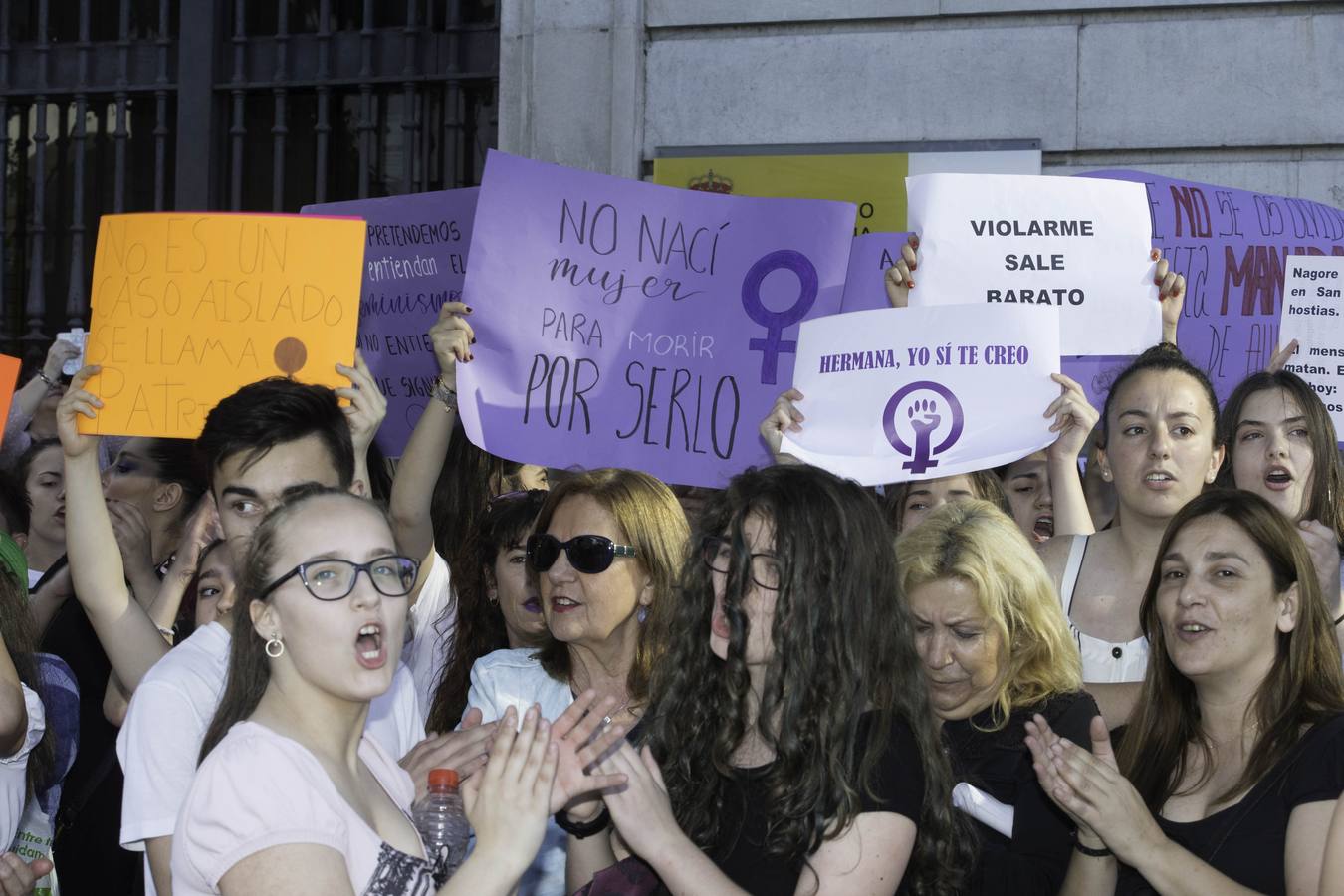 Fotos: Cacerolada en Cantabria contra la libertad de &#039;La Manada&#039;