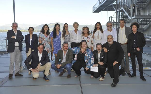 Hugh Hudson, Fátima Ibañez, Miriam Díaz, Clara Méndez-Leite, Silvia Sanabria, Lucrecia Botín, Sonia Grande, Alejandra Toussaint, Iván Trijullo, Enrique Bolado y Michel Franco. En primer término, agachados, Álvaro Longoria, Alberto Ammaann, Itziar Castro, Nacho Carballo y Guillermo Arriaga. 