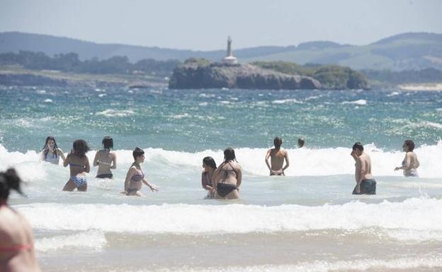 El buen tiempo lleno ayer las playas de Cantabria 