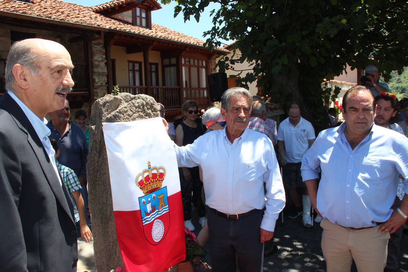 Fotos: Mogrovejo ya tiene en sus manos el premio al Pueblo de Cantabria 2017