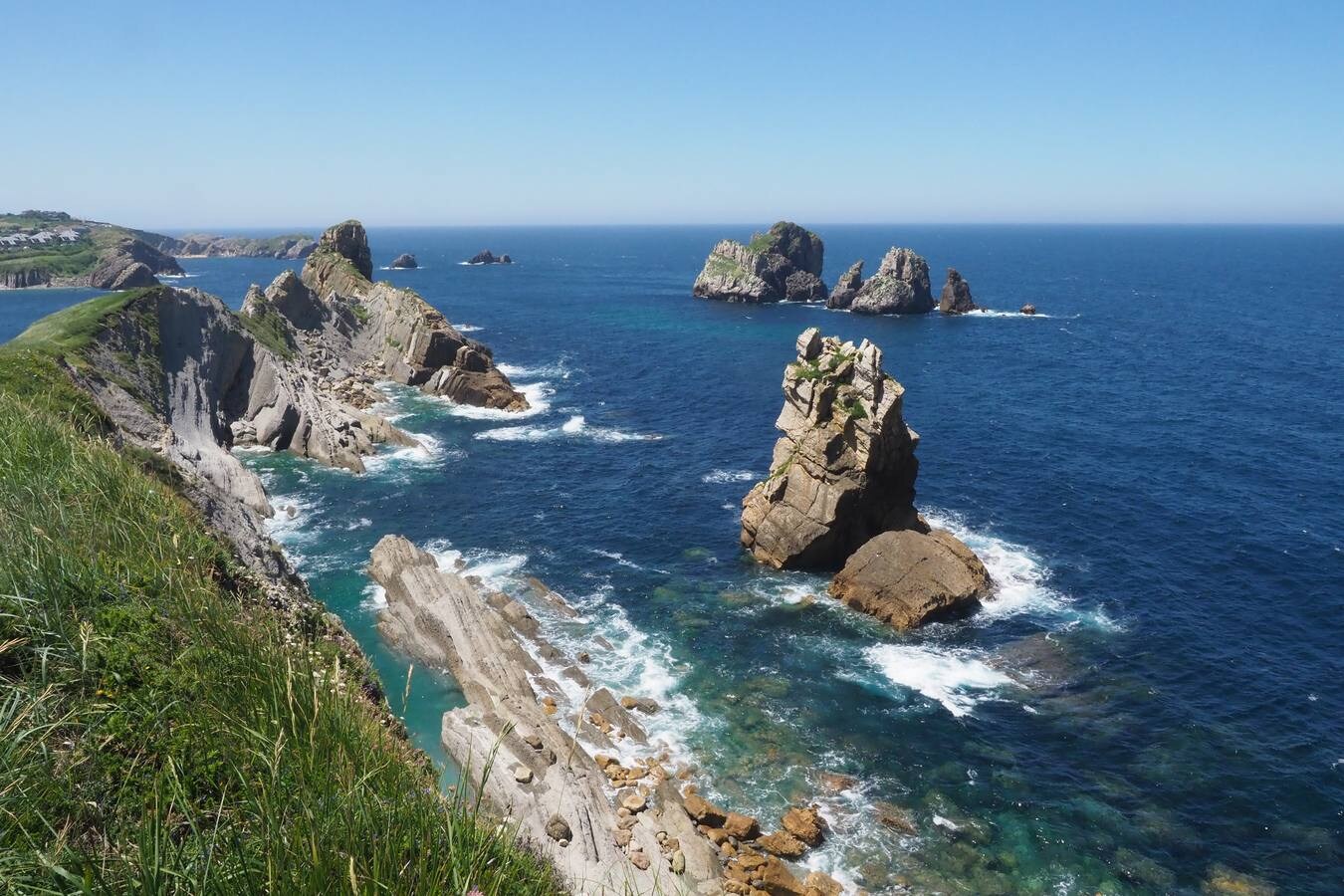 Las altas temperaturas de este fin de semana han llevado a miles de personas a disfrutar durante el día de los arenales de Cantabria.