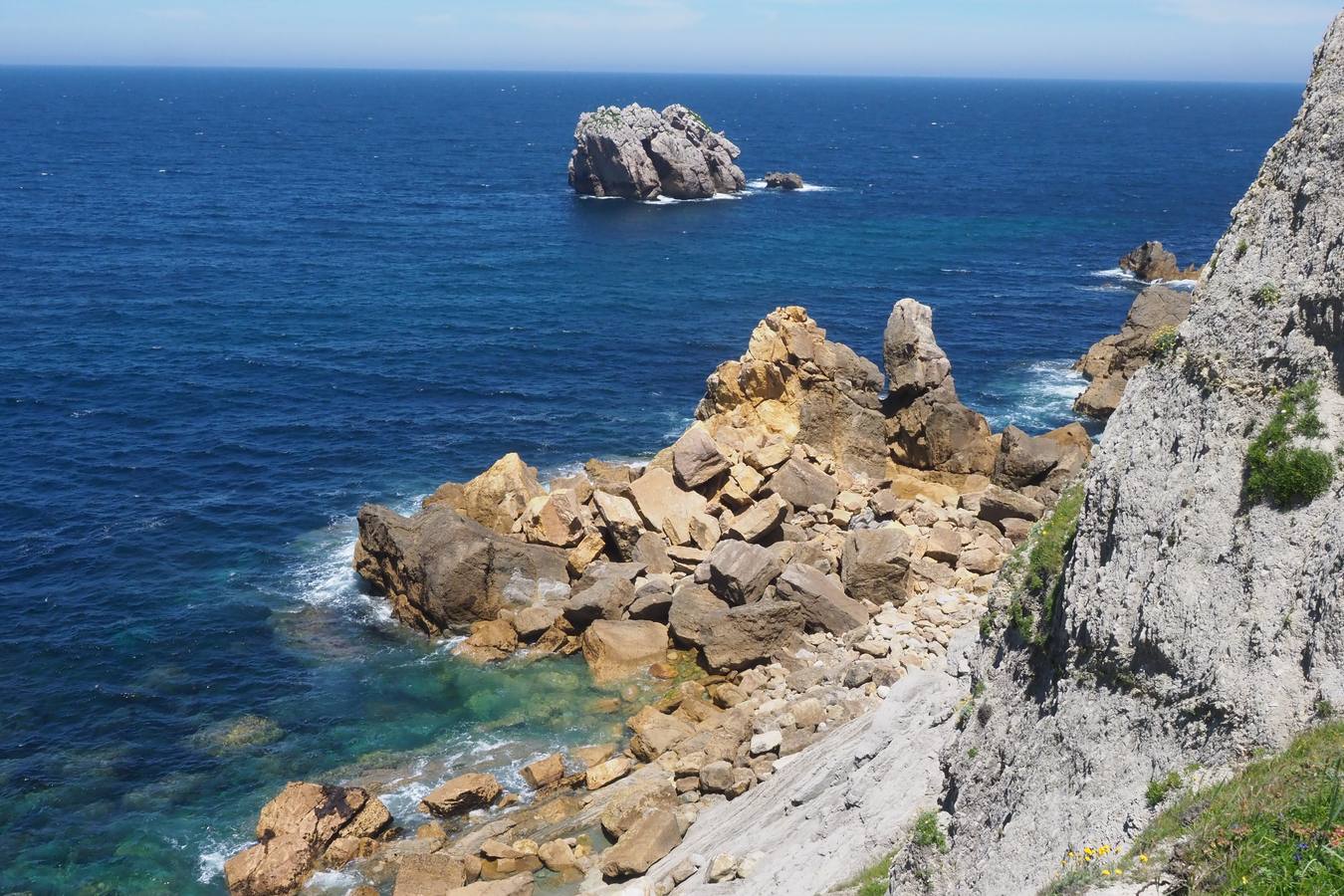 Las altas temperaturas de este fin de semana han llevado a miles de personas a disfrutar durante el día de los arenales de Cantabria.