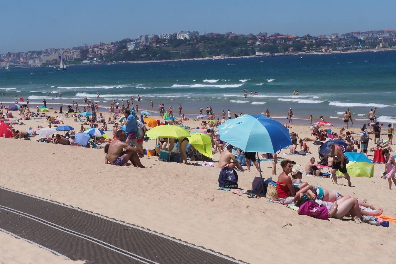 Las altas temperaturas de este fin de semana han llevado a miles de personas a disfrutar durante el día de los arenales de Cantabria.