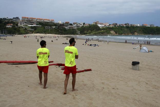 Dos socorristas de Aunar, en la playa de Suances. :