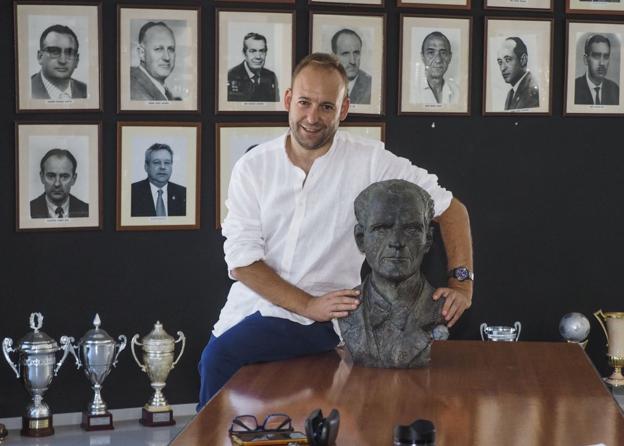 Tomás Bustamante, presidente de la Gimnástica, en El Malecón. 