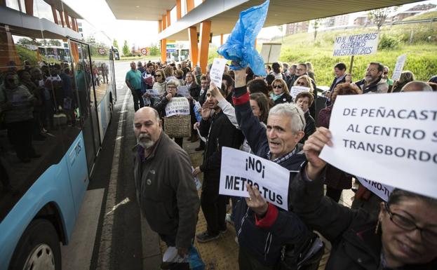 Protestas de los vecinos contra el sistema del MetroTUS