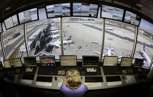 Un operador de la torre de control del aeropuerto de Fráncfort (Alemania) imparte instrucciones a los pilotos. 