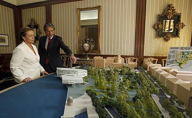 Pilar Martín, en su día directora general de Arquitectura y Vivienda del Ministerio de Fomento e Iñigo de la Serna, en una imagen de archivo de archivo de la Bienal de Arquitectura del año 2013. 