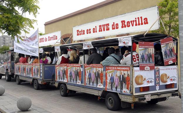 Campaña electoral de Convocatoria por Cantabria (IU-BR), en Santander. Paseo por el Barrio Pesquero en el tren Magdaleno con el lema «Este es el AVE de Revilla»