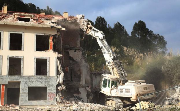 Demolición en 2016 de los edificios ilegales construidos en el Alto del Cuco.