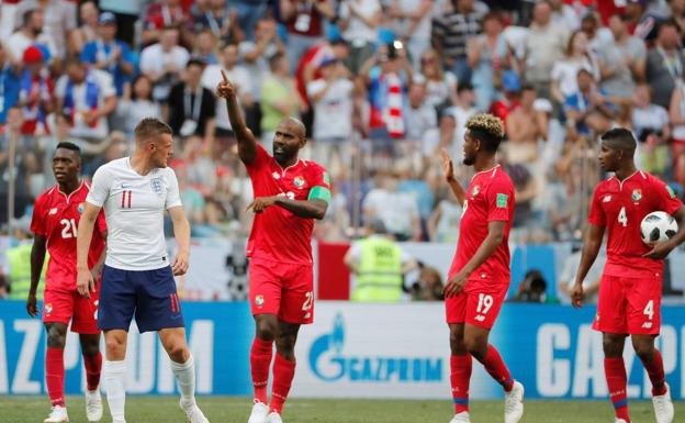 Felipe Baloy celebra el gol ante Inglaterra. 