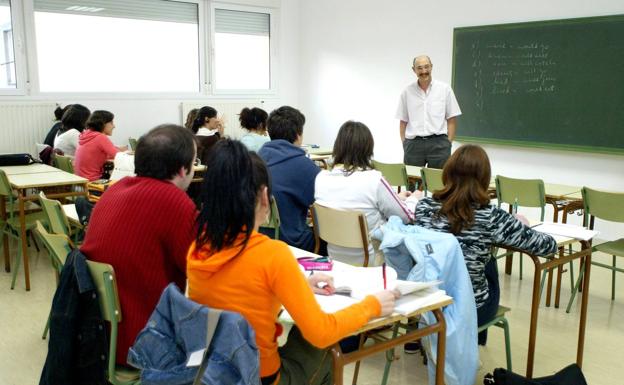 UGT denuncia ante el Orecla que los profesores de institutos concertados trabajan un 25% más que sus colegas en los públicos