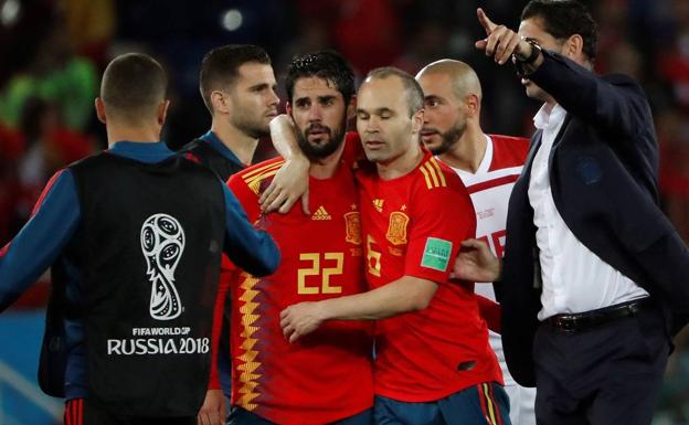 Andrés Iniesta e Isco celebran el pase a octavos de final. 