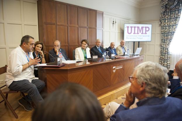 Javier Sampedro, Victoria Carvajal, Juan Arena, Blanca Losada, Rafael Puyol, Carlos de la Cruz y Alberto Ferrús, ayer durante la mesa redonda. 