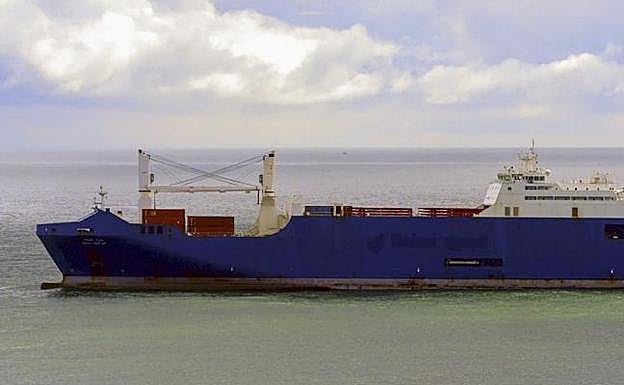 l barco saudí 'Bahri Hofuf' en la Bahía de Santander tras salir del puerto cántabro. :: 