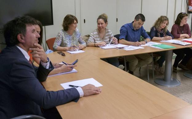 Mañanes en una reunión con docentes 