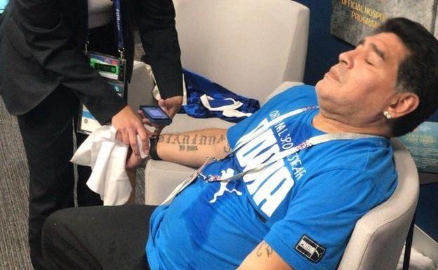 Maradona, atendido en el palco donde presenciaba el partido.