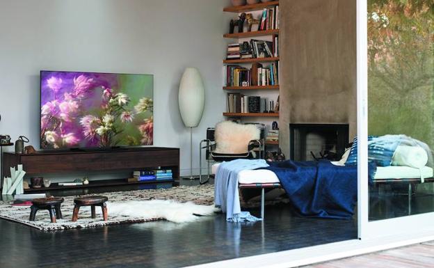 Televisor de gran pulgada QLED de Samsung en el salón, combinando tecnología de imagen y diseño.