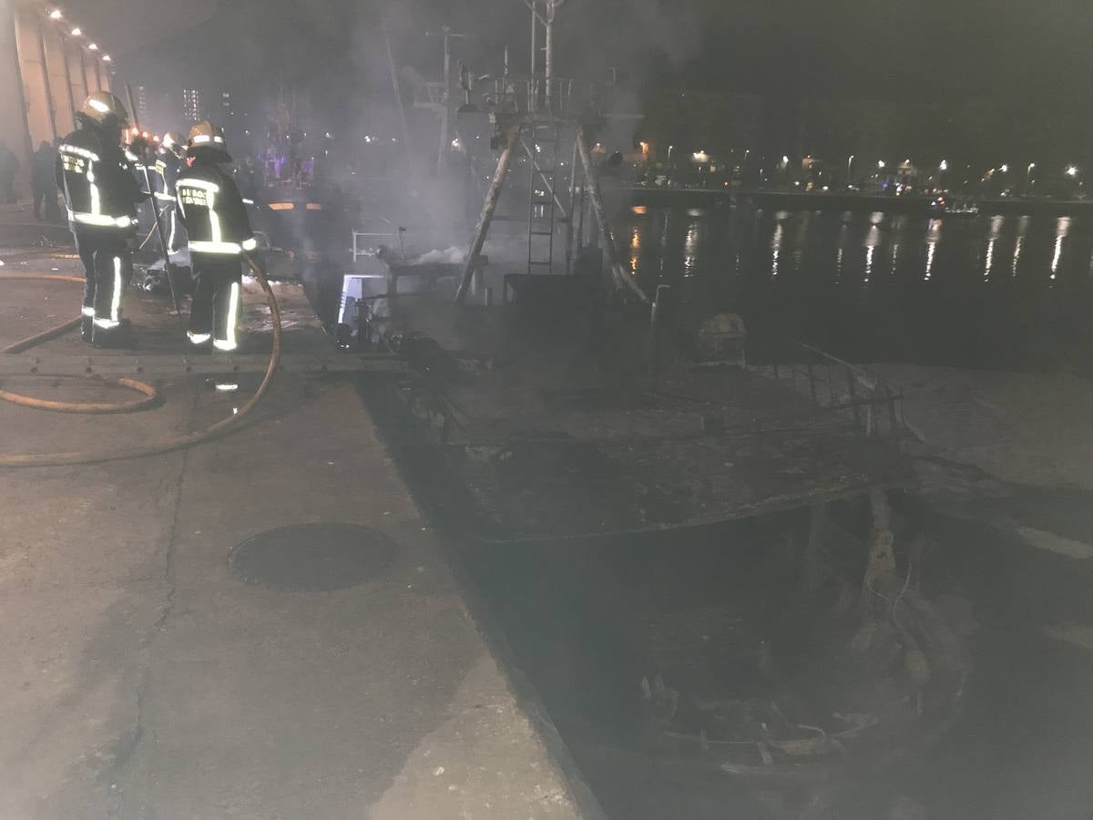 Fotos: Arde un barco cargado de bonito en el Barrio Pesquero