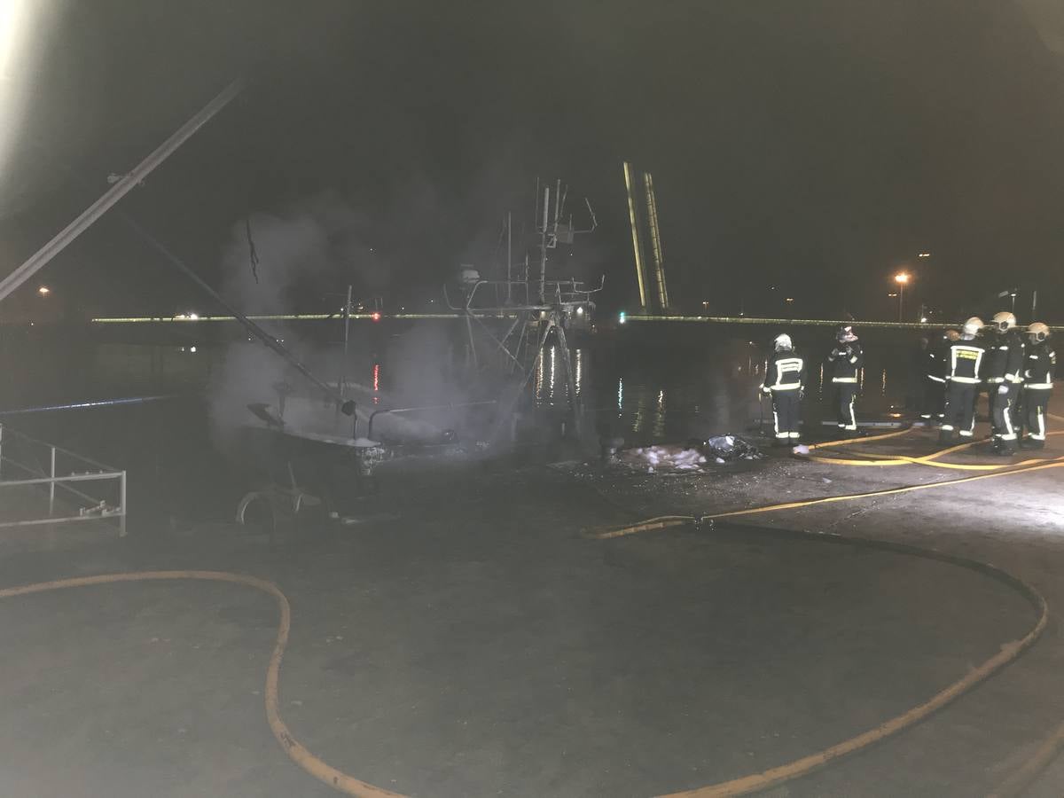 Fotos: Arde un barco cargado de bonito en el Barrio Pesquero