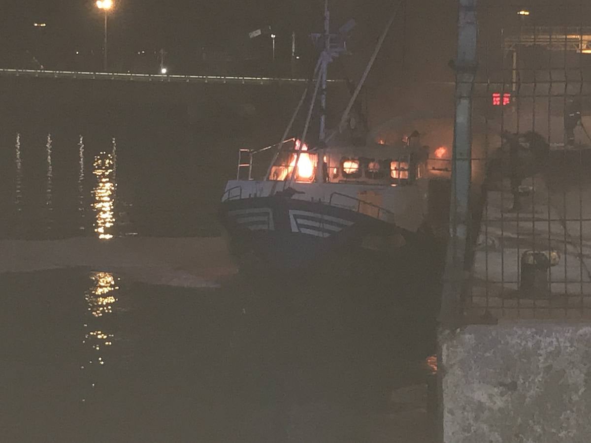 Fotos: Arde un barco cargado de bonito en el Barrio Pesquero