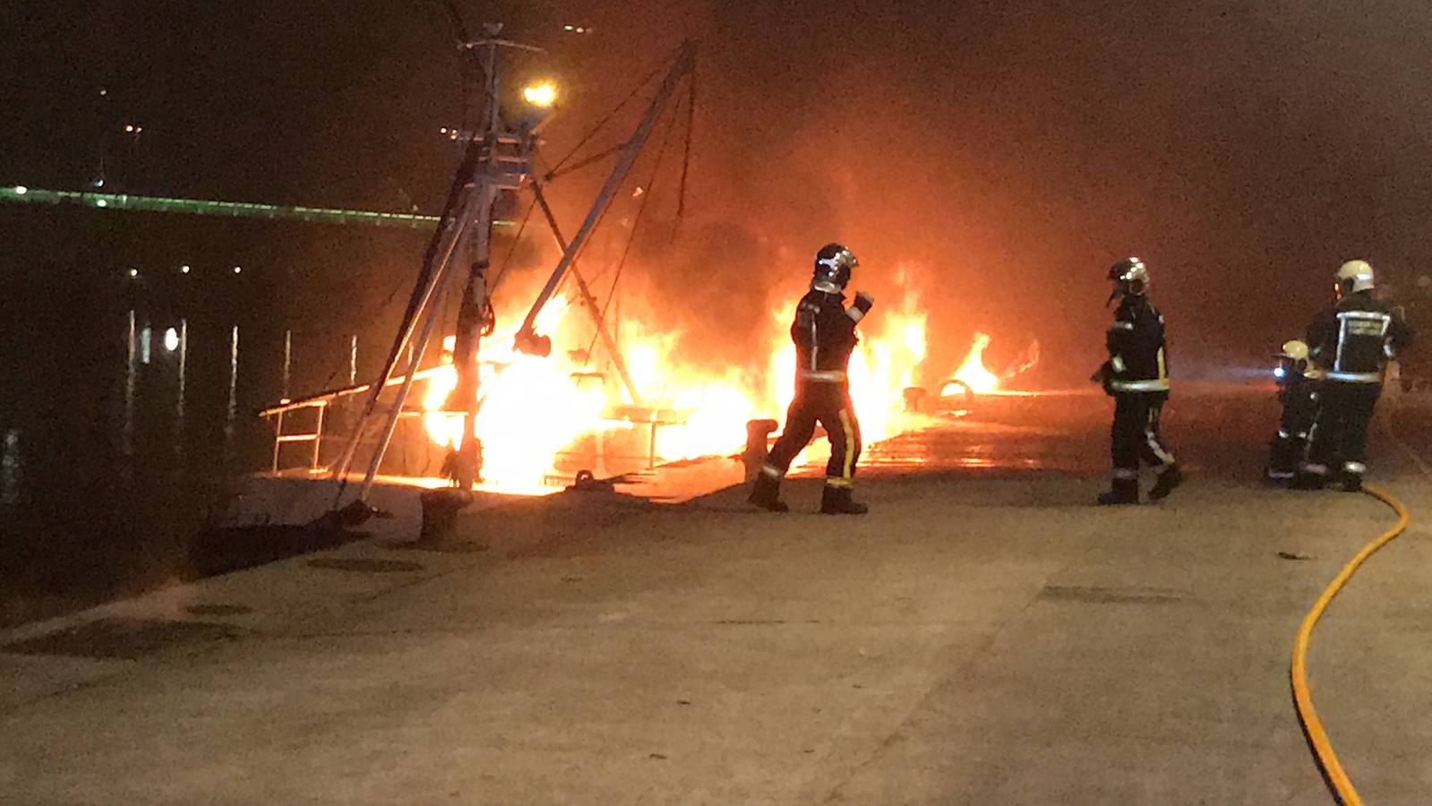 Fotos: Arde un barco cargado de bonito en el Barrio Pesquero