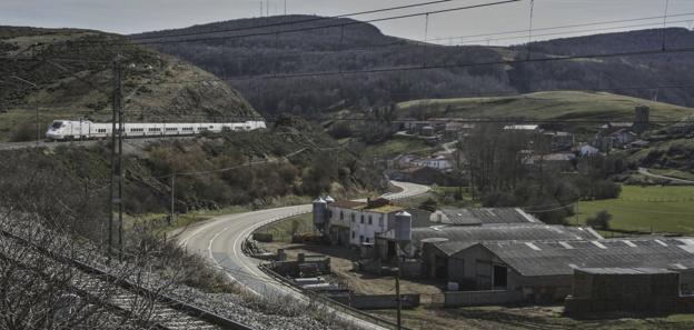 Un tren Alvia circula a su paso por la localidad campurriana de Cervatos. 