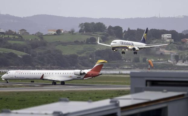 Un avión de Ryanair aterriza en el aeropuerto de Seve Ballesteros.