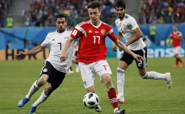 Golovin golpea el balón en el partido ante Egipto. 