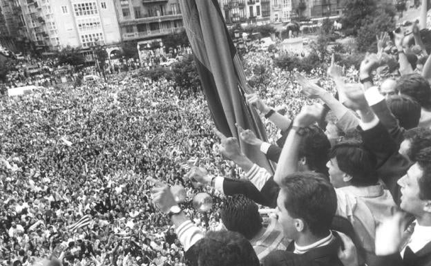 Al día siguiente, en la plaza del Ayuntamiento no cabía un alma más para celebrar el ascenso.