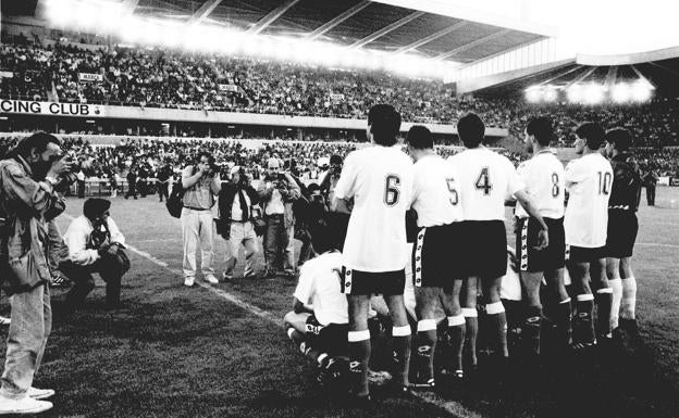 El equipo posa ante un estadio lleno hasta la bandera. 