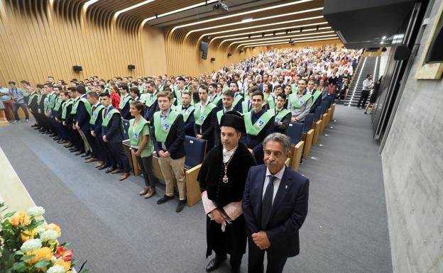 El presidente regional ha acudido a la fiesta de graduación.