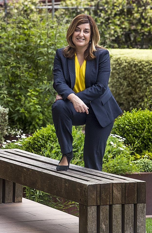 María José Sáenz de Buruaga posa en el jardín del Hotel Santemar antes de la entrevista. 