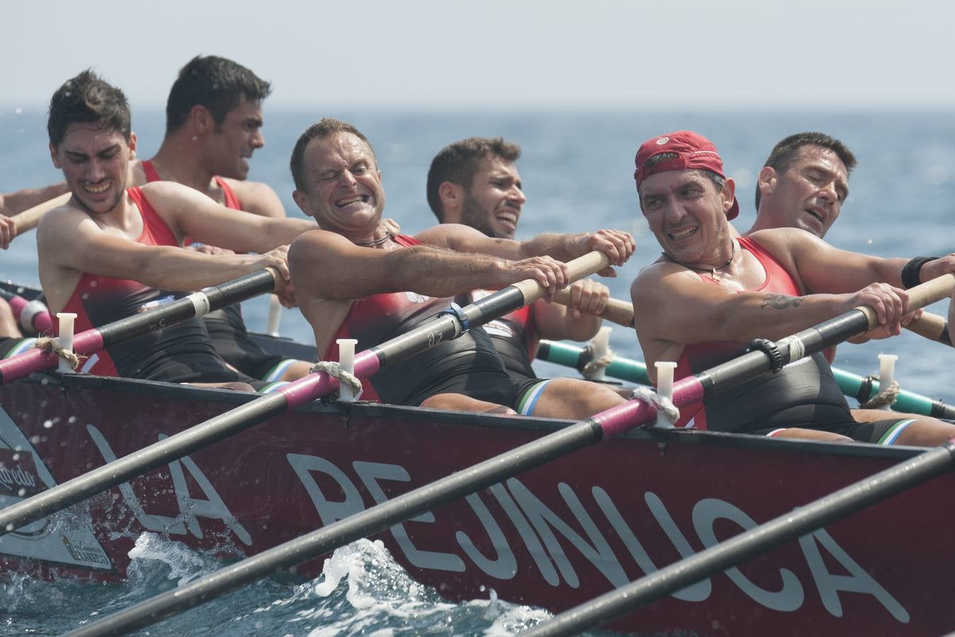 La traineta de El Astillero confirmó los pronósticos y se impuso en el campeonato regional de traineras.