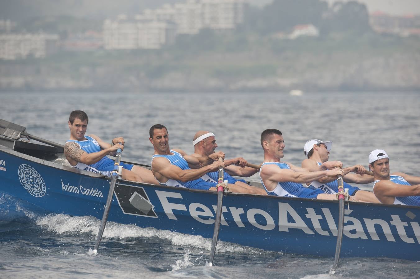 La traineta de El Astillero confirmó los pronósticos y se impuso en el campeonato regional de traineras.