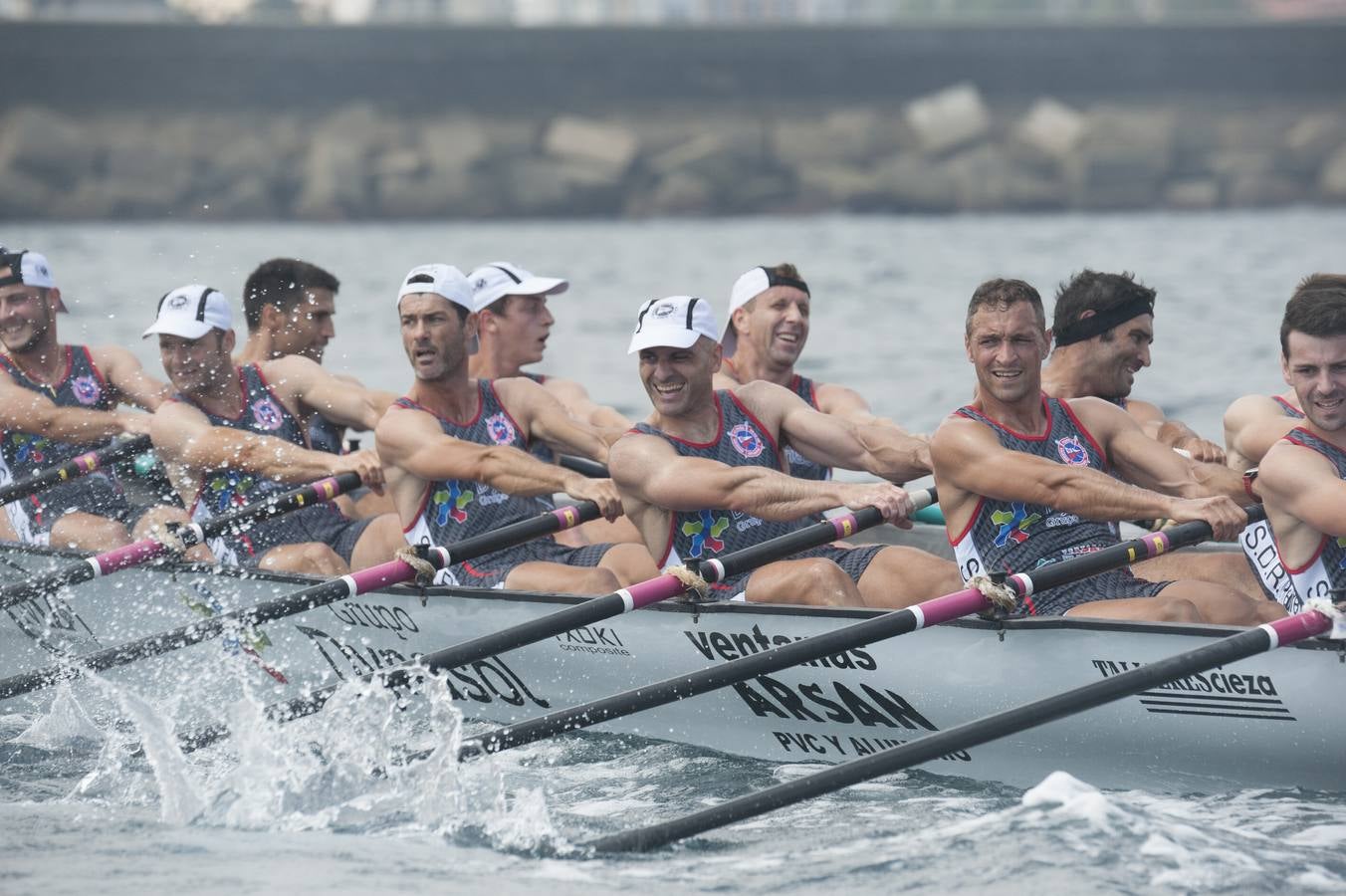 La traineta de El Astillero confirmó los pronósticos y se impuso en el campeonato regional de traineras.