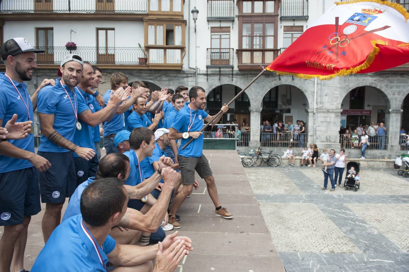 La traineta de El Astillero confirmó los pronósticos y se impuso en el campeonato regional de traineras.