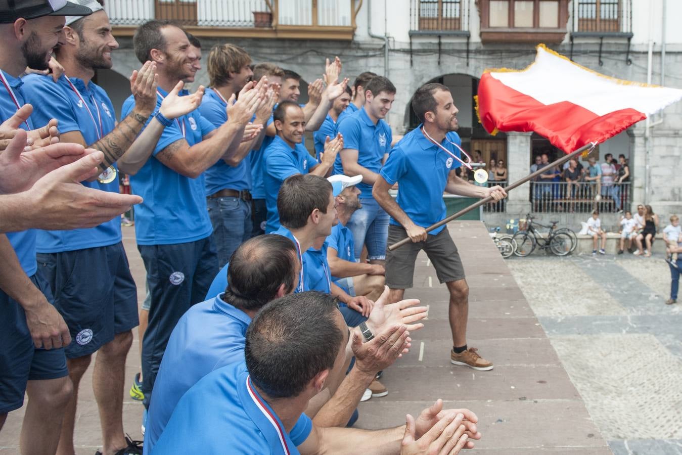 La traineta de El Astillero confirmó los pronósticos y se impuso en el campeonato regional de traineras.