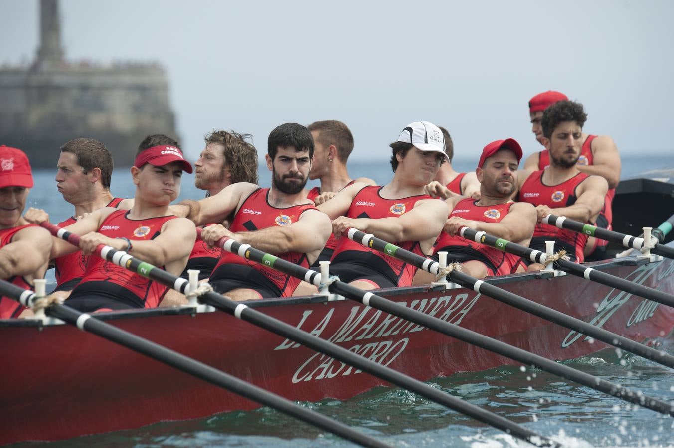 La traineta de El Astillero confirmó los pronósticos y se impuso en el campeonato regional de traineras.