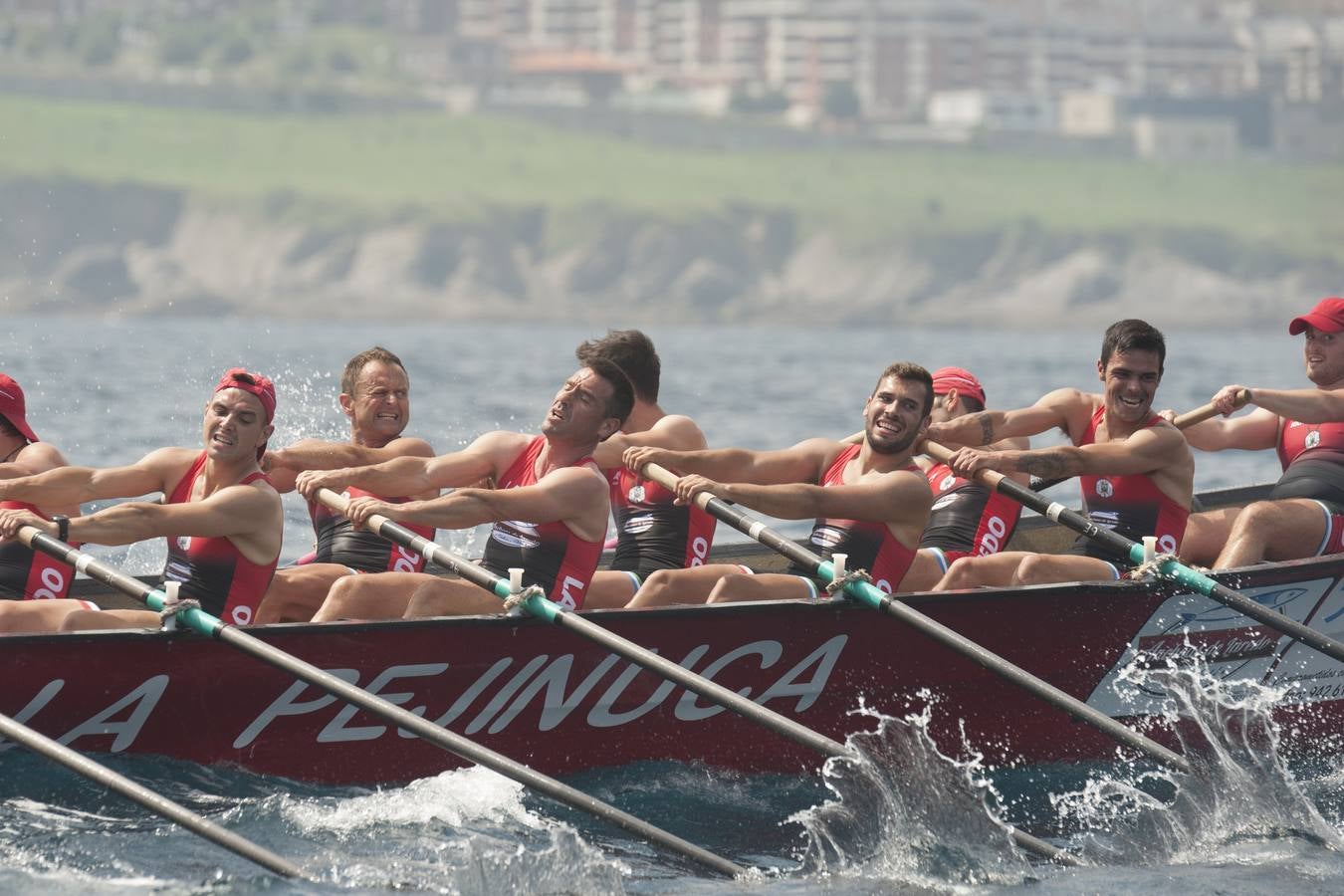 La traineta de El Astillero confirmó los pronósticos y se impuso en el campeonato regional de traineras.