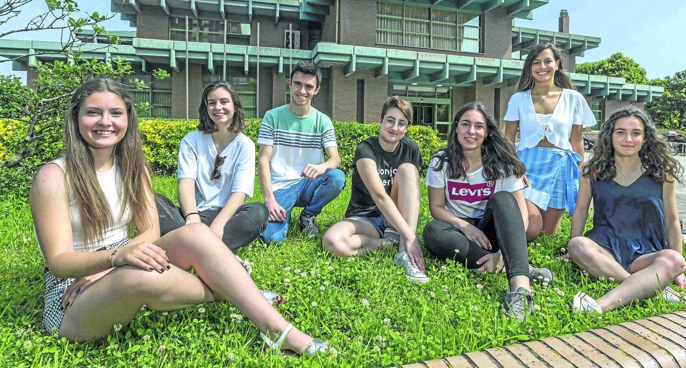 De izquierda a derecha, María José Cossío, Beatriz Alija, Marcos Linares, Carmen Martínez, María González, Alba Marqués y Ana Pila, delante del rectorado de la UC.