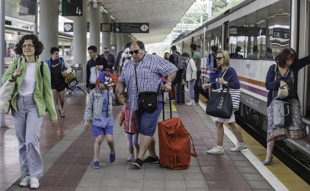 Unas cincuenta personas llegaron en el primer tren del verano a la estación de Santander. 