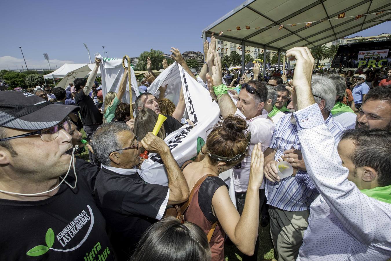 La fiesta del PRC se ha visto empañada por el enfrentamiento entre miembros de la Plataforma de las EXcavadas y simpatizantes y militantes del PRC