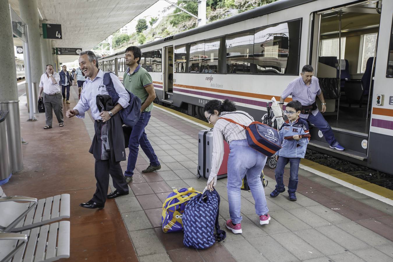 El tran playero de Valladolid a Santander llega a Cantabria con medio centenar de pasajeros