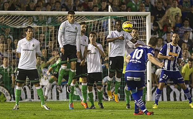 Imagen de archivo de un encuentro con el Deportivo Alavés