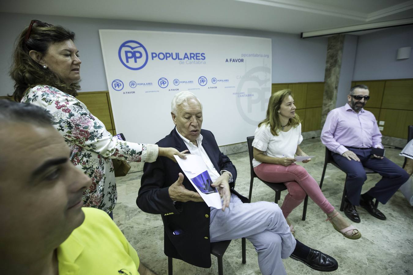 El precandidato a presidente del PP, José Manuel García-Margallo, ha participado en un encuentro con militantes en la sede del PP en Cantabria