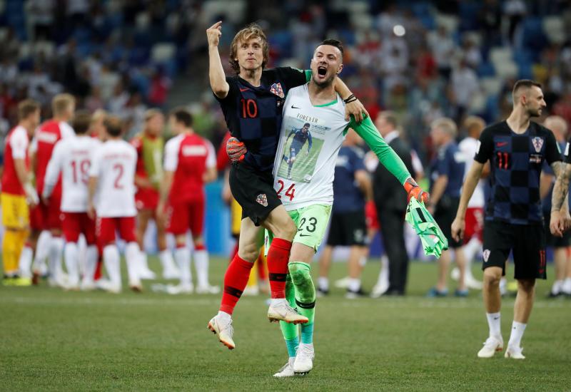 Subasic celebra con Modric la clasificación mostrando la camiseta de homenaje a su amigo fallecido.