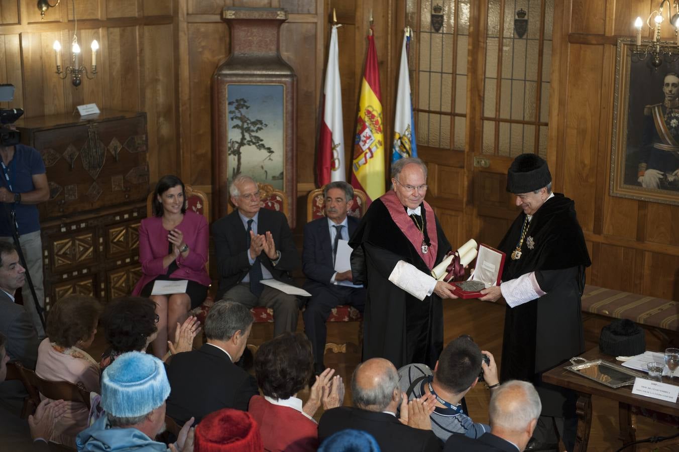 Fotos: El ministro de Exteriores, Josep Borrell, en la inauguración de los cursos de verano de la UIMP